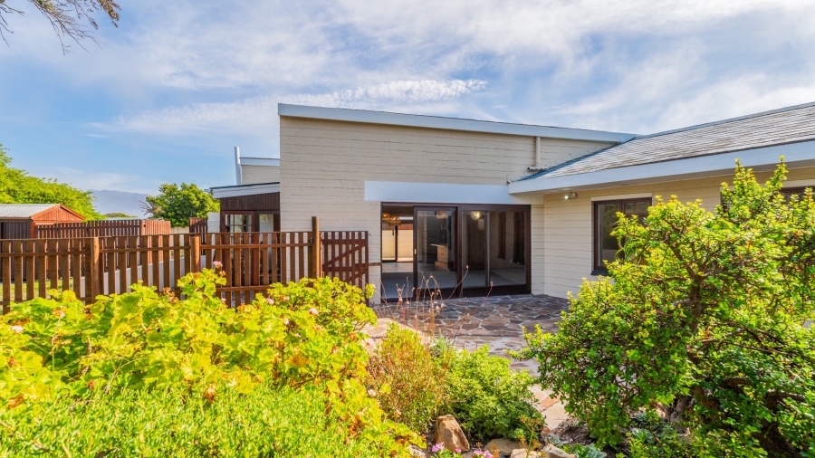 5 Bedroom Property for Sale in Zeekoevlei Western Cape
